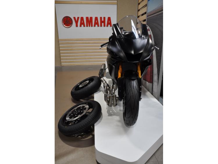 YAMAHA YZF-R6 RACE Neuve Avec ligne Akrapovic et roues pluie