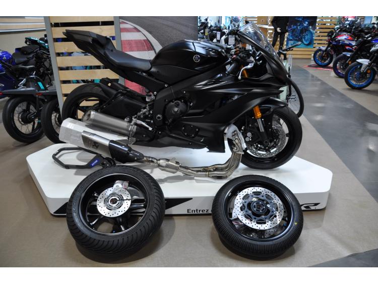 YAMAHA YZF-R6 RACE Neuve Avec ligne Akrapovic et roues pluie