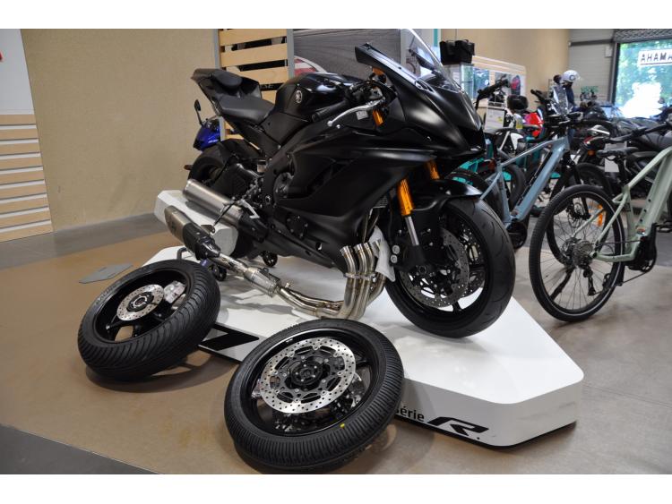 YAMAHA YZF-R6 RACE Neuve Avec ligne Akrapovic et roues pluie