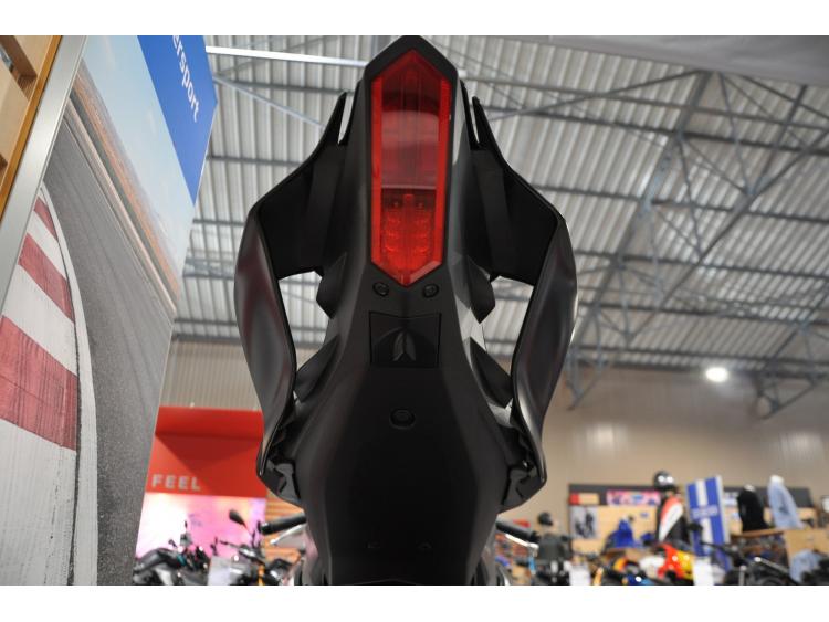 YAMAHA YZF-R6 RACE Neuve Avec ligne Akrapovic et roues pluie