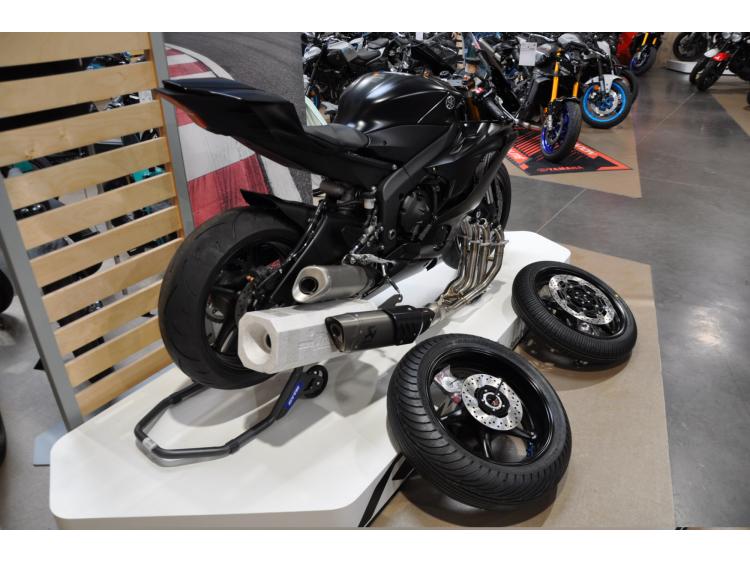 YAMAHA YZF-R6 RACE Neuve Avec ligne Akrapovic et roues pluie