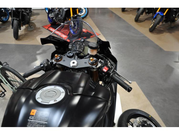 YAMAHA YZF-R6 RACE Neuve Avec ligne Akrapovic et roues pluie