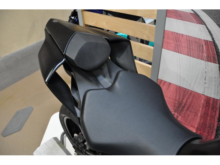 YAMAHA YZF-R6 RACE Neuve Avec ligne Akrapovic et roues pluie