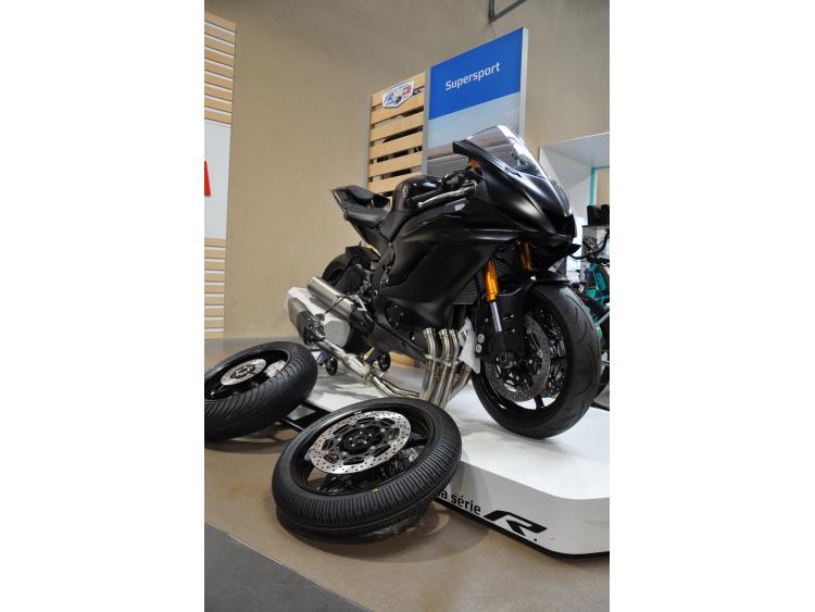 YAMAHA YZF-R6 RACE Neuve Avec ligne Akrapovic et roues pluie
